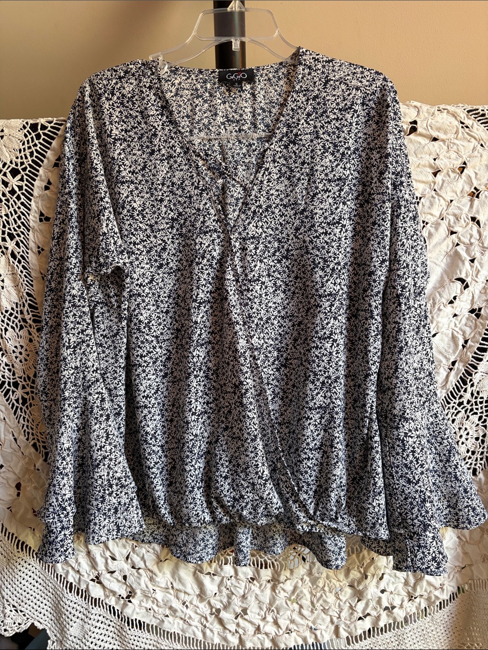 Gigi’s  Black & White Floral Faux-Wrap V-Neck Blouse Size Small